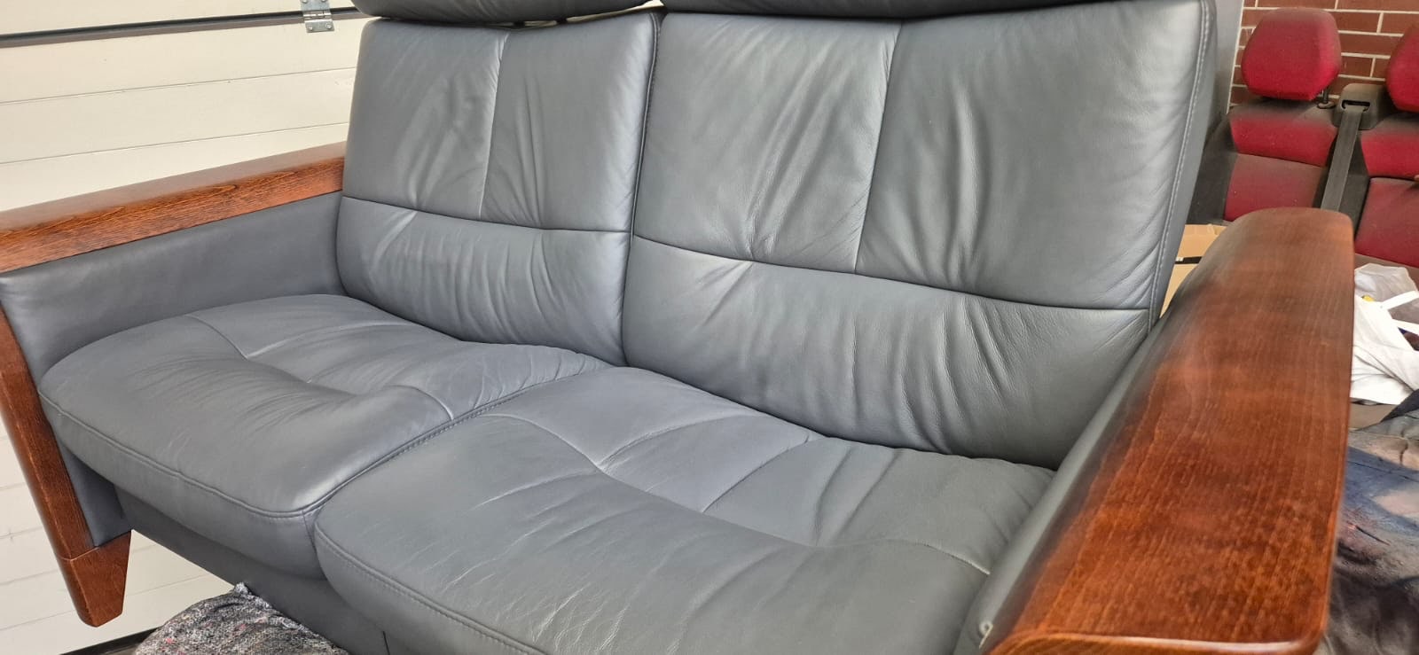 Leder umfärben: nachher - Ledersofa in grau