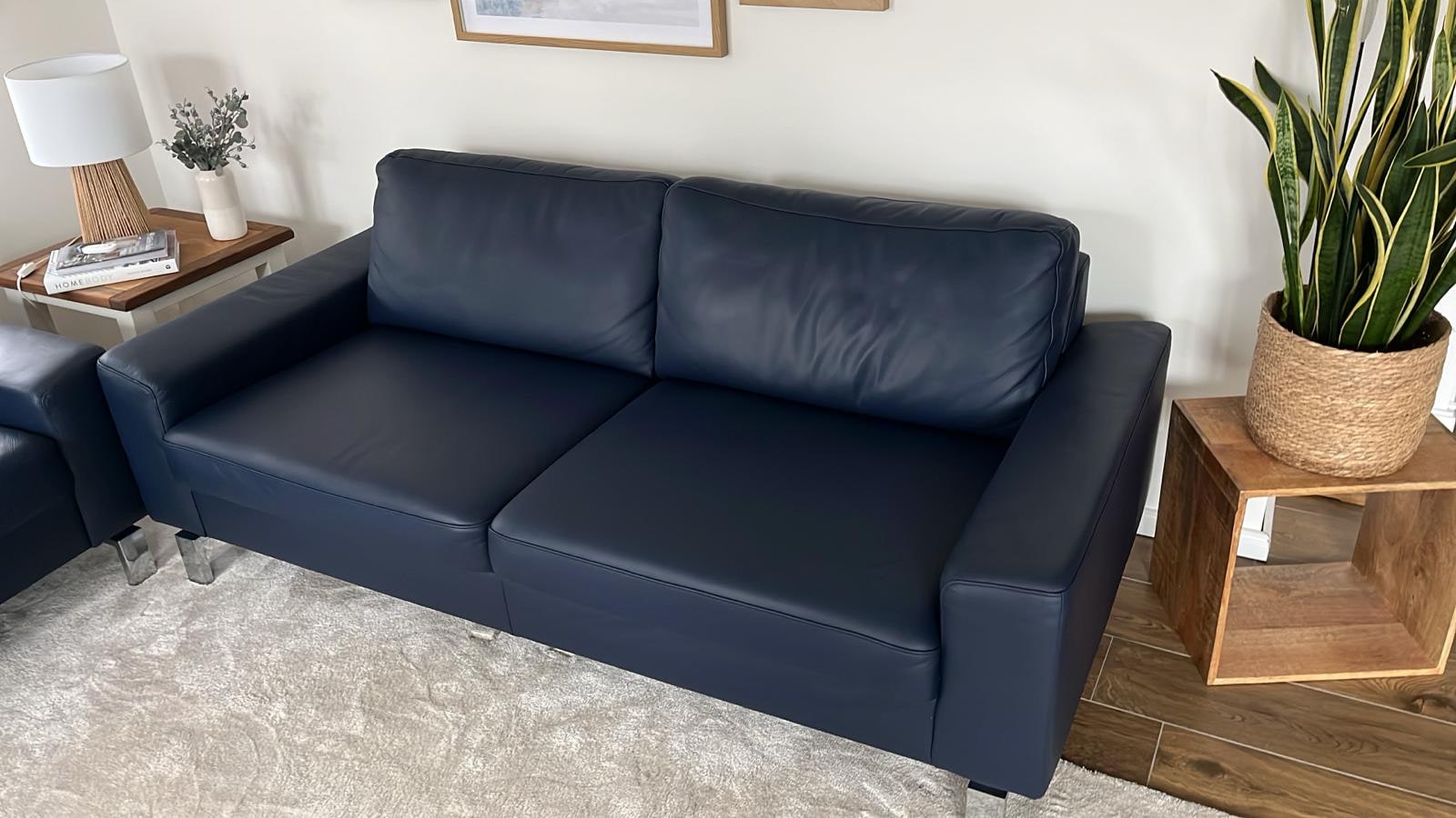 Leder umfärben: nachher - Ledersofa in schwarz